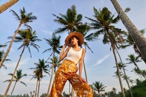 young famale wearing vacation fashion trends 